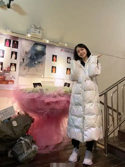 和吴亦凡传过绯闻的秦牛正威咋样了期末汇演演女一,舞台站c位