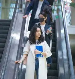 机场在哭泣女明星蹭不了红毯把它当秀场