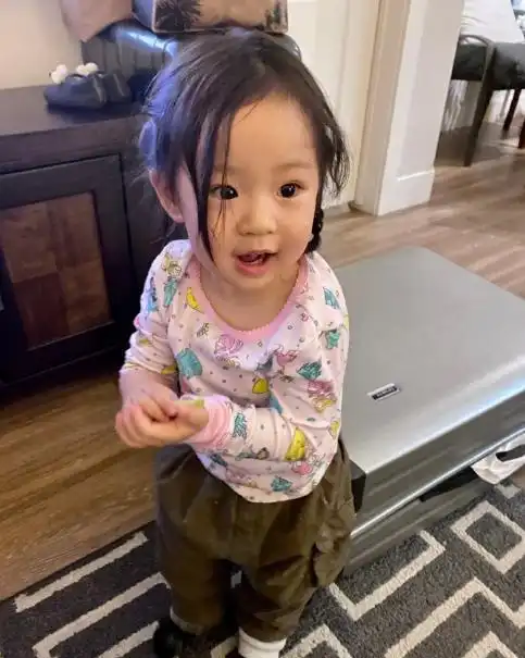 秋雅老公晒女儿两周岁近照,大眼睛萌态可爱,表情丰富有星范