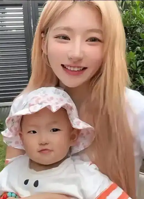 王思聪与新女友高调秀恩爱,躺其腿上睡觉,女方还为他按摩头皮