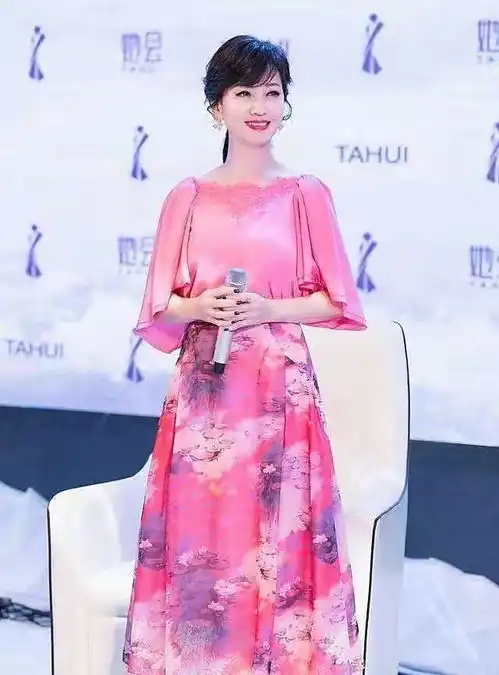 女人60岁后别太低调,穿亮色系也能时髦高级,看赵雅芝就知道