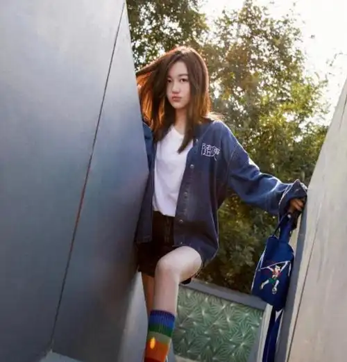 窦靖童新造型太吸睛两鬓剃光被调侃像精神小伙,李嫣却越来越美