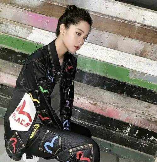 欧阳娜娜挑战帅气风格率性演绎牛仔套装活力满分