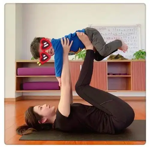 陈妍希四肢高举儿子练瑜伽,3岁小星星软萌可爱,网友直呼像陈晓