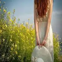 美女在花丛中的背影有字的微信头像