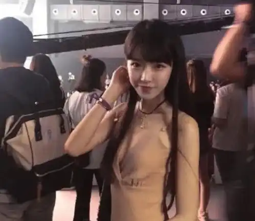 曾火遍全网的14岁剪刀手女孩,当年被富二代狂追,现在变成了这样