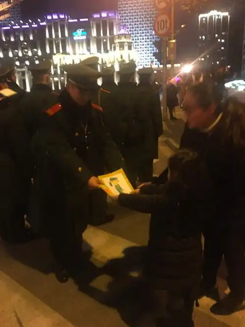 申晨间跨年夜,网红武警人墙再现外滩过路女孩送暖心贺卡