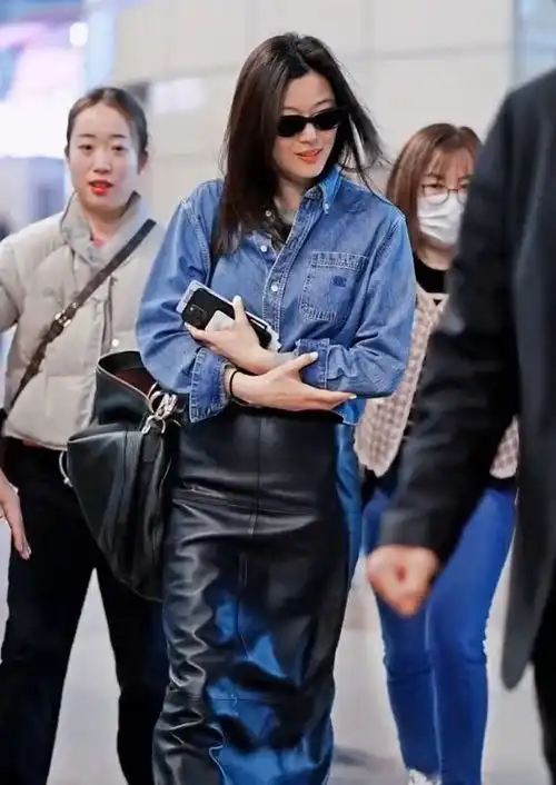 全智贤现上海机场牛仔衣墨镜长发好酷,与粉丝挥手打招呼好温柔
