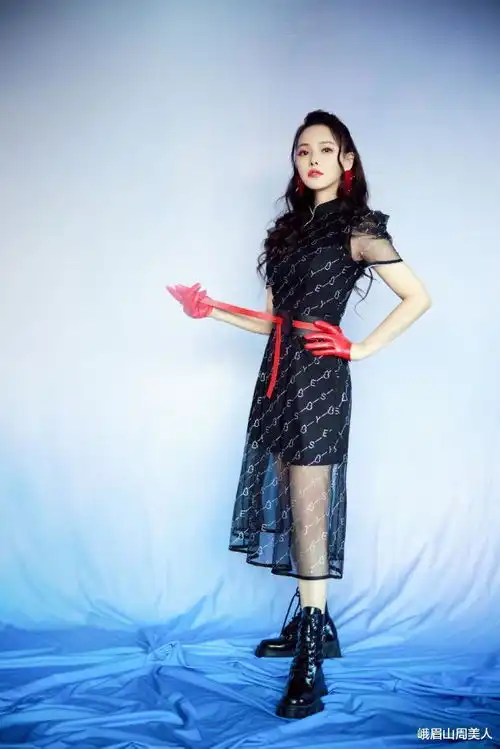 被伊能静的酒杯腿迷住了,穿碎花裙凹身材,女生看了都心动