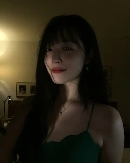 雪莉昏暗灯光下秀事业线雪肤红唇妩媚撩人