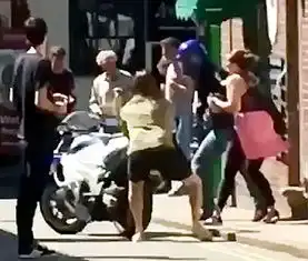 英国一女子路遇劫匪抢劫机智对付拔走其车钥匙