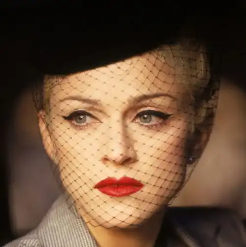 女生抽烟头像黑白麦当娜