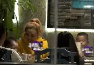 何洁带一双儿女外出吃饭,扶着小女儿挑玩具,一左一右喂饭忙不停