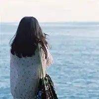 求这个女生的名字啊虽然是背面..