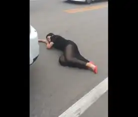 碰瓷女以头撞车撞死我你要付法律责任