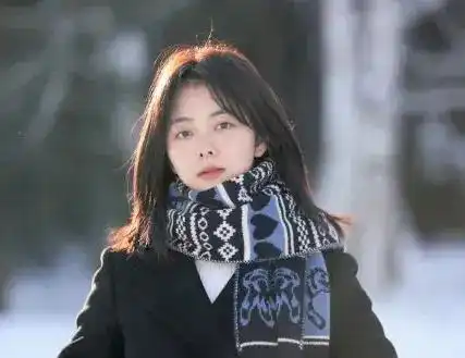 谭松韵分享新疆雪景大片穿黑色大衣阳光下氛围感十足
