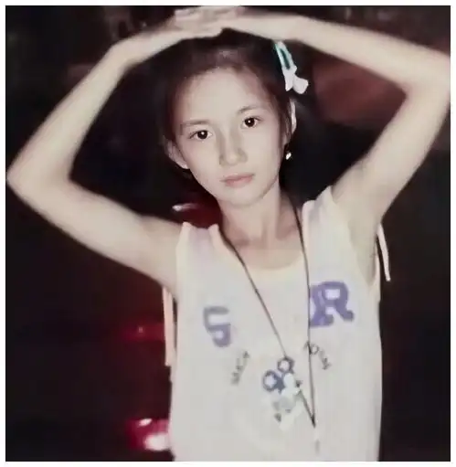硬糖少女学生照,赵粤表情可爱,张艺凡很是呆萌,王艺瑾还挺洋气