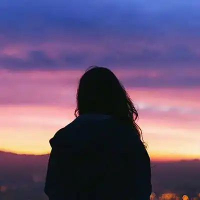 女生成熟背影头像