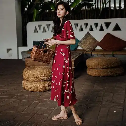 建议喜欢穿碎花裙的女人多试试以下6套造型,减龄又有气质