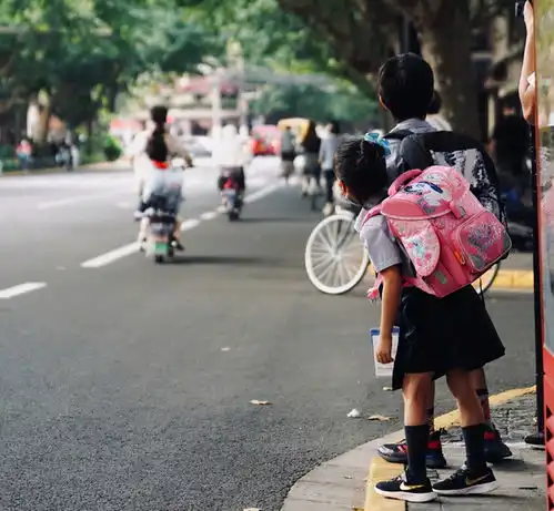 孙俪低调现身公益,义卖自家孩子设计的t恤,无惧素颜出镜超亲切