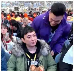 王思聪吃热狗的照片火了之后,眼尖的网友被校长身后的美女吸引