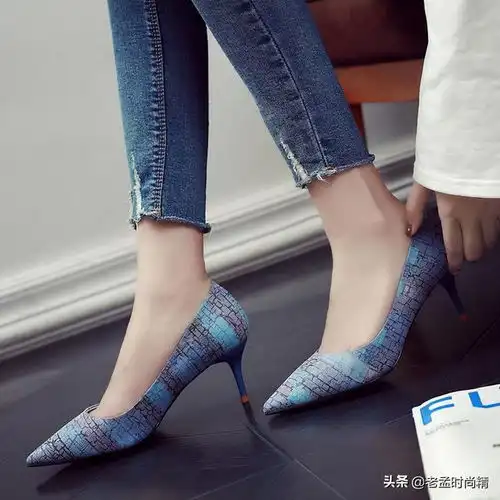 成熟女人穿鞋要讲究,尖头细跟鞋,轻松穿出优雅气场来

