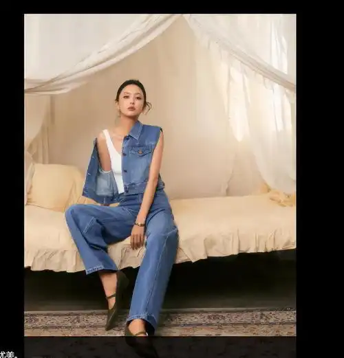 佟丽娅u领白背心,黑色裹身羽毛裙,淑女范不凡