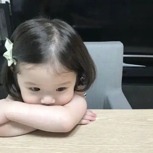 可爱头像不乖乖睡觉的小孩会罚站