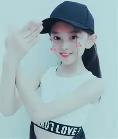6岁小女孩化妆成小网红,相貌堪比明星,网友直呼回头率100