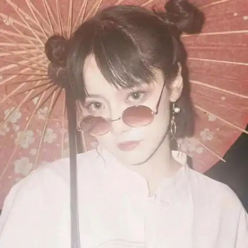 短发女生个性头像
