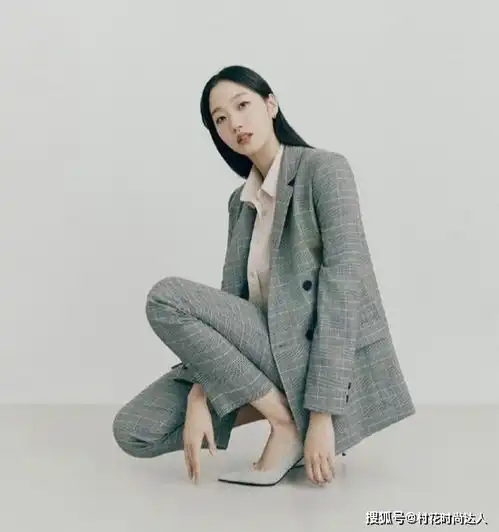 金高银穿灰色西服套装化身职场大佬,霸气侧漏颠覆清纯甜美形象