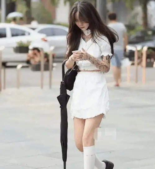 年轻美女街拍曼妙身材的时尚美女,呈现出女神的甜美感