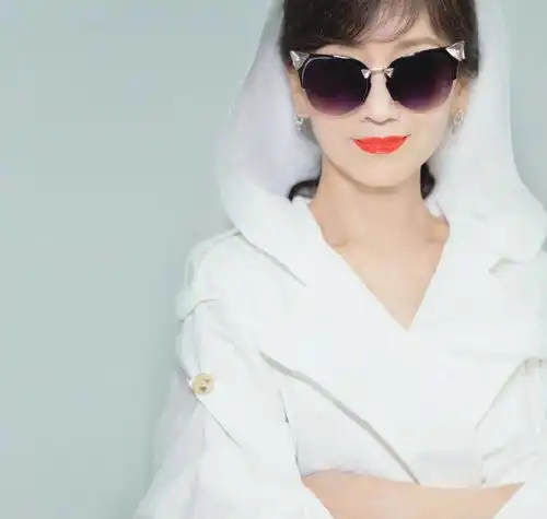 精修里的美人65岁赵雅芝生图曝光,腰上赘肉明显脖颈纹暴露年龄