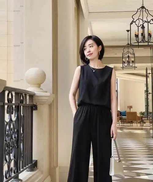 性感时尚优雅的女孩,散发着成熟稳重的气息,实在太爱了