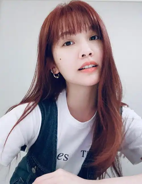 杨丞琳气质不错,驼色外套配白色t恤牛仔背带裤,简单时尚很少女