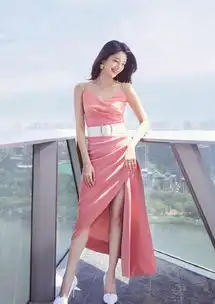 让抓褶裙为你的look加入别样设计,打造优雅女性的专属时尚感