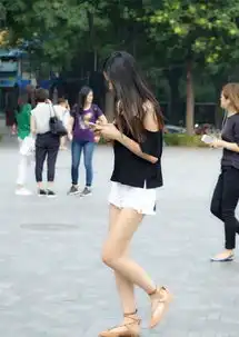街拍小姐姐长发飘飘,气质如仙你们喜欢吗