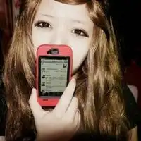 这个女生拿着的手机是哪款