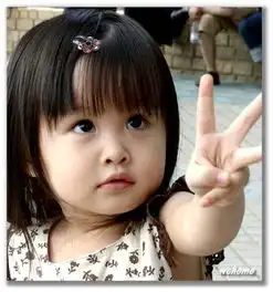 全世界找一个qq头像,内容大概是一个网络成名小女孩捧着一颗心,很可爱的那个,一定帮我找到