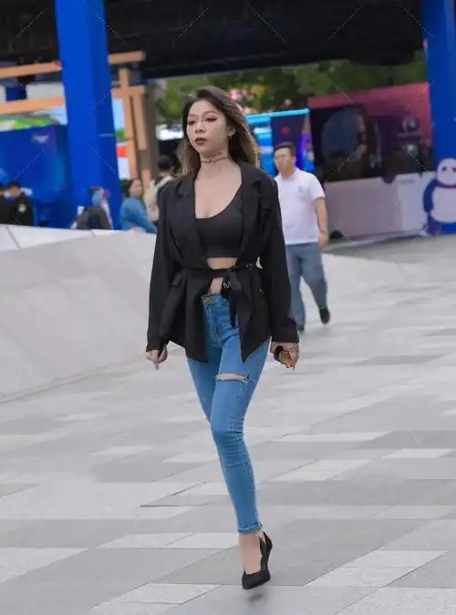 西服上衣搭配牛仔裤,简单又好看,戴上墨镜,整体很有街拍效果