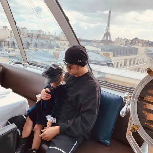 组图周杰伦晒女儿萌照长腿抢镜小周周穿蓝色纱裙沙滩上晒太阳