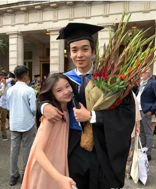 15岁北京宝藏女孩真会穿,长相甜美像混血儿,搭配风格百变时髦
