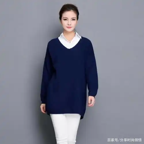 女生v领毛衣内搭白衬衫才好看,气质与美感集于一身
