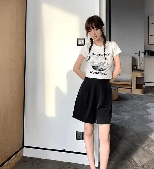 真服了单身后的李小璐阿姨年纪还穿瑜伽短衫,这腰细到女生羡慕