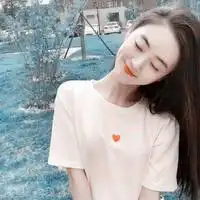 阿宝大眼女生头像,长发四处散落着清新的气息