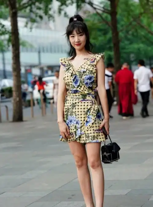 最近学院风很火,初恋裙中筒靴甜美爆棚,秒变二次元少女
