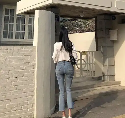 牛仔裤更显优雅,尽情演绎青春美