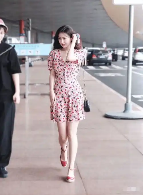 明明33岁了比baby还嫩,穿粉红碎花显身段,不愧是黄晓明前任