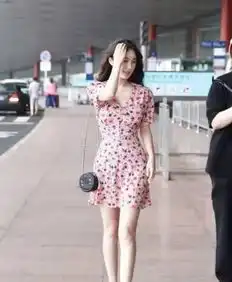 李菲儿在机场亮相,一身小碎花裙子,网友女神穿什么都好看
