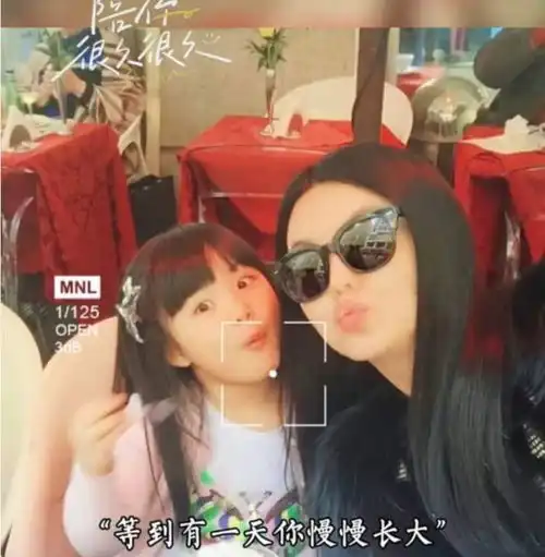 李湘晒与女儿合影,12岁王诗龄瘦出尖下巴,五官神似妈妈